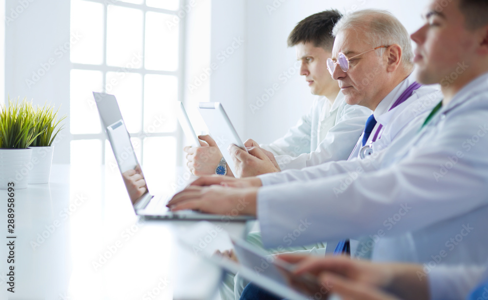 Obraz premium Medical team sitting and discussing at table