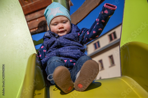 Kind Hannah beim unbeschwerten Spielen auf einem Spielplatz. Das Kindergartenmädchen ist je nach Stimmung aufgeweckt, frech, froehlich, energievoll, eben ein richtig suesses Girly. photo