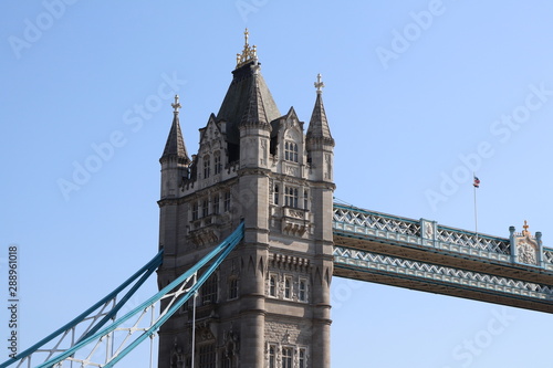 Le pont "Tower Bridge", pont basculant, sur le fleuve Tamise à Londres inauguré en 1894 - Londres - Angleterre