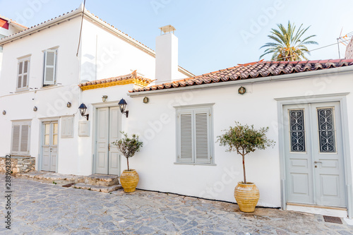 Fototapeta Naklejka Na Ścianę i Meble -  Traditional mediterranean white house. Greek white housem, Narrow traditional white street in the town of Hydra, Hydra island, Greece