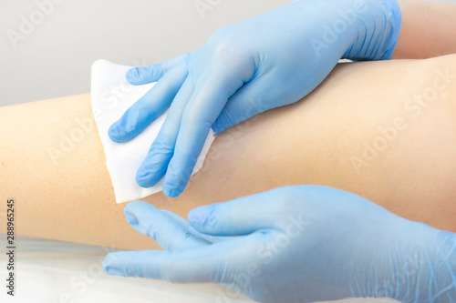 Treatment of the skin of the legs before and after the depilation procedure, shugaring, waxing.