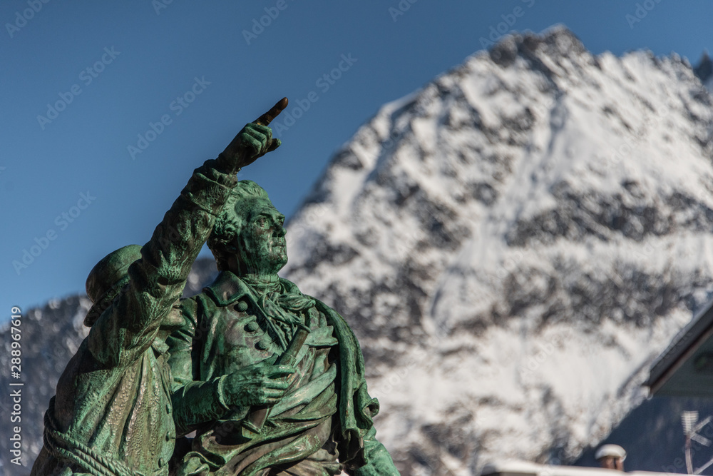 Fototapeta premium Statue in front of French Mountain
