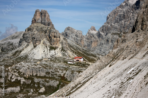 Wanderung im Herbst rund um die Drei Zinnen mit schöner Bergkulisse zur Drei Zinnen Hütte in den Dolomiten in Südtirol Italien 4