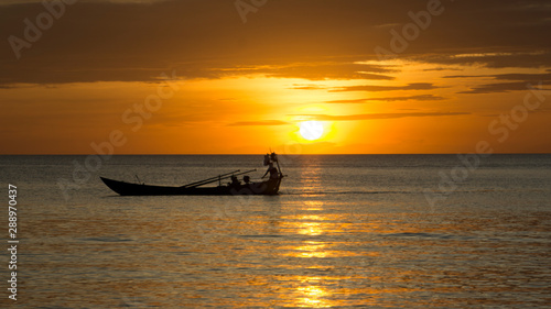 Fischerboot im Sonnenuntergang © Michael