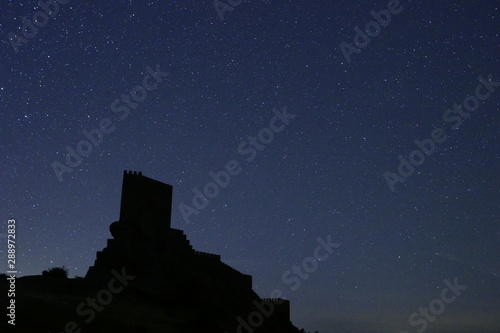 noche estrellada con silueta de castillo zafra joy tower hombrados guadalajara castilla la mancha photo