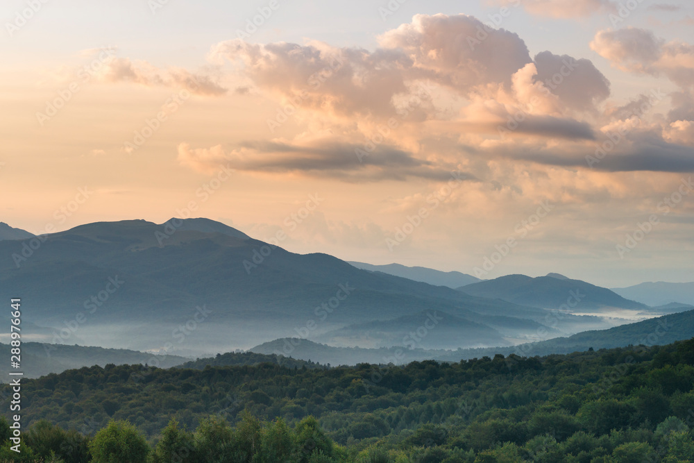 Fototapeta premium Bieszczady mglisty poranek, Widok na Tarnicę 