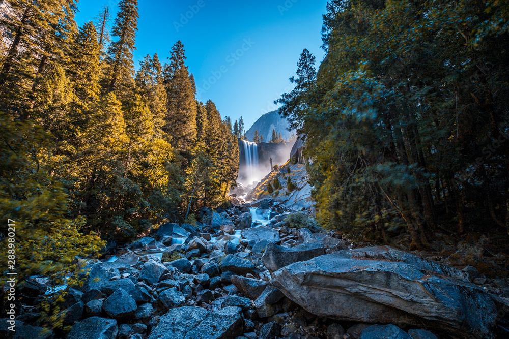 Φωτογραφία Vernal Falls waterfall of Yosemite National Park, photo from the river from where you can see the first waterfall