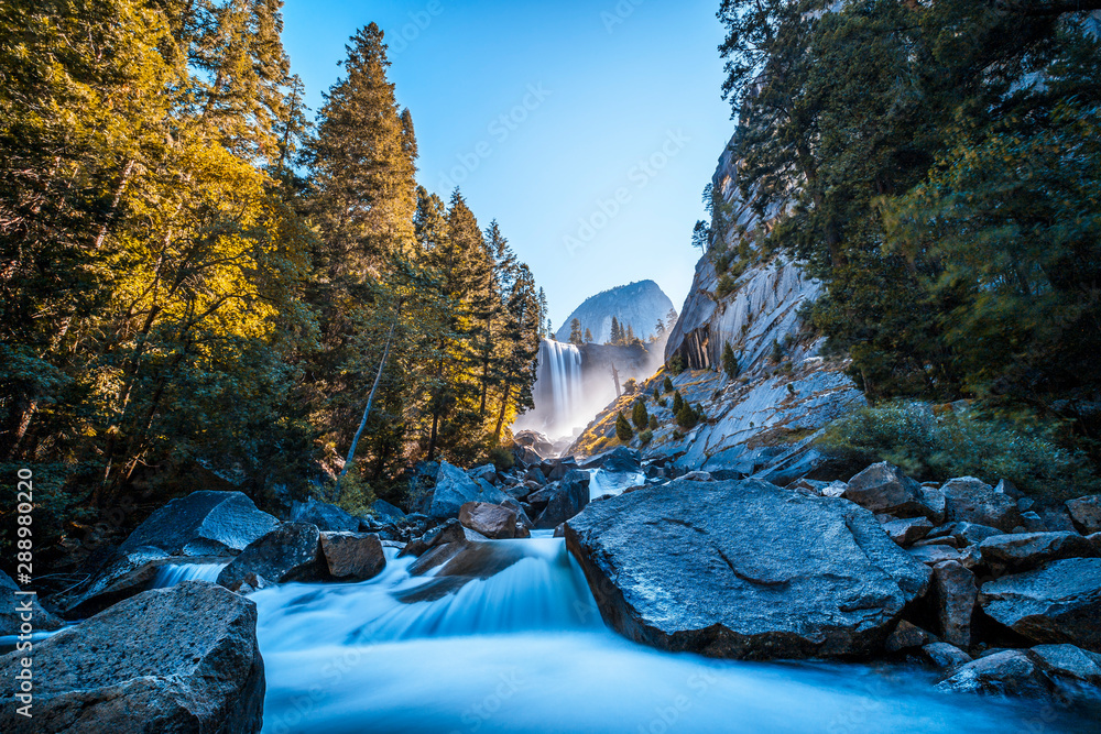 Φωτογραφία Vernal Falls waterfall of Yosemite National Park from the water that falls into the stones, long exposure photo