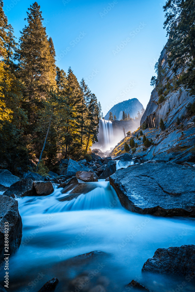 Φωτογραφία Vernal Falls waterfall of Yosemite National Park from the water that falls on the stones, long exposure vertical photo