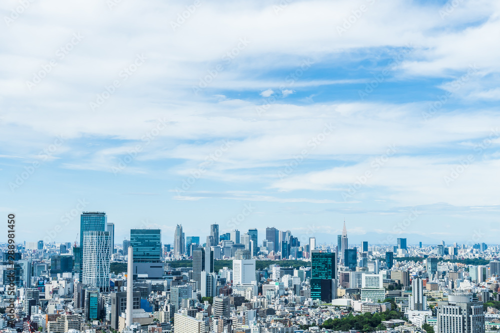 新宿と渋谷の町並みと空