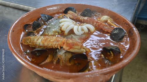 Foto zuppe di pesce preparate in un ristorante pugliese