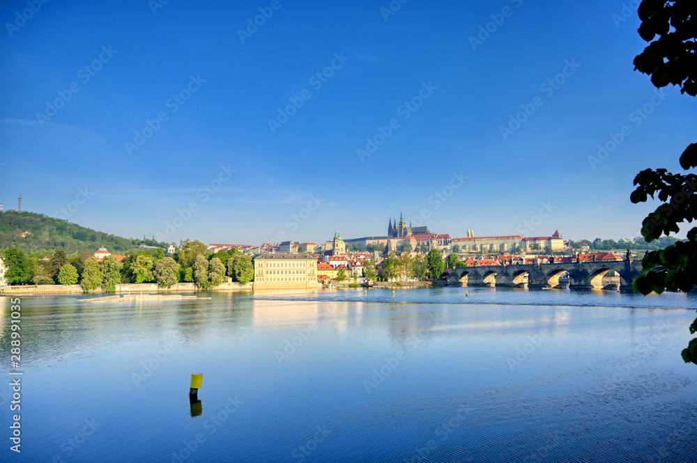 Obraz premium A view across the Charles Bridge and the Vltava River to Prague Castle and St. Vitas Cathedral in Prague, Czech Republic.
