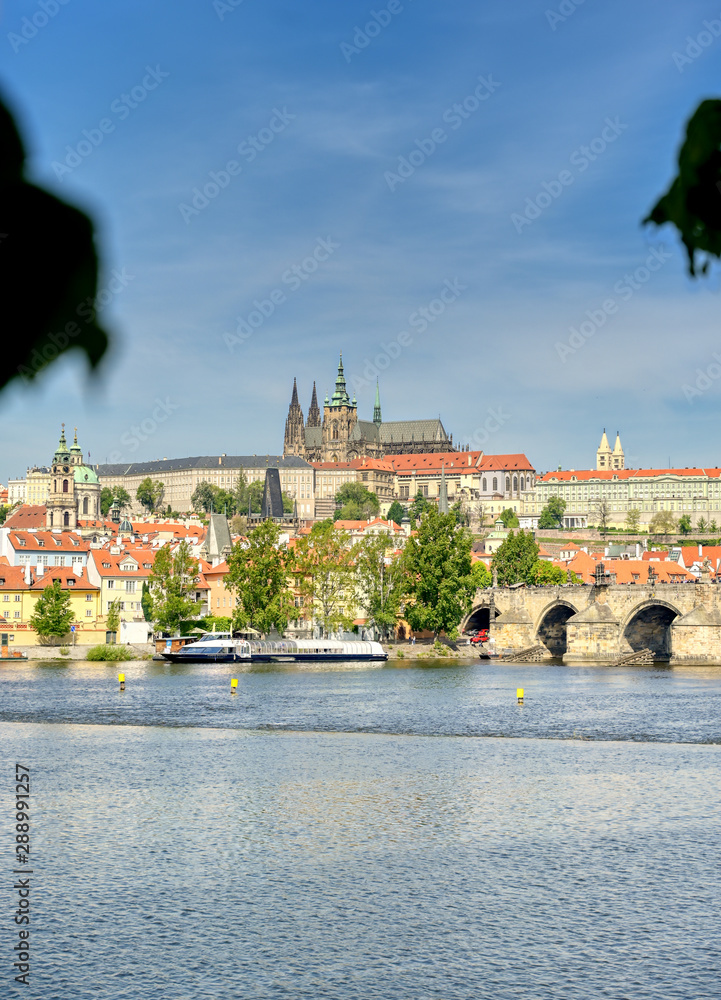 Obraz premium A view across the Charles Bridge and the Vltava River to Prague Castle and St. Vitas Cathedral in Prague, Czech Republic.