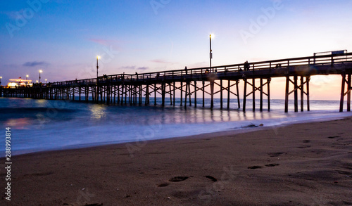 quai au crépuscule dans l'océan pacifique © Veronique