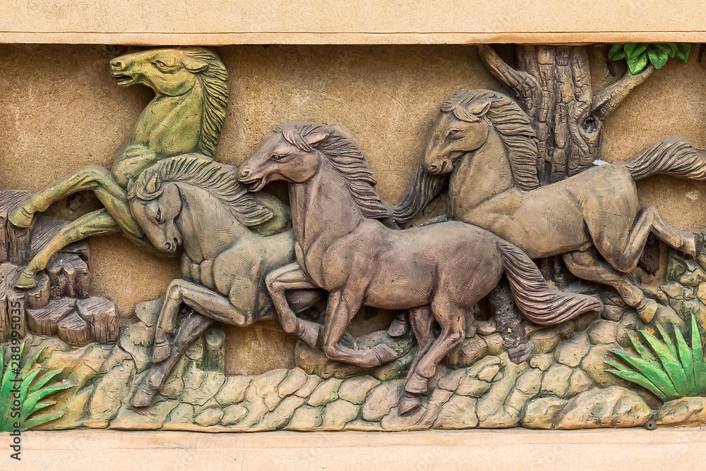 Fototapeta premium Niski relief cementu w stylu tajskim z koniem.