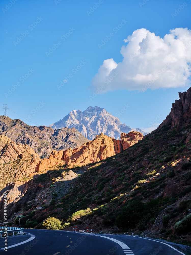 Obraz premium sunset time of human grassland in xinjiang