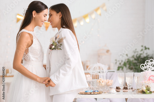 Obraz na płótnie Beautiful lesbian couple during wedding ceremony