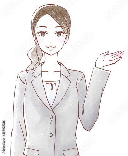 スーツを着て左手で案内する若い女性
