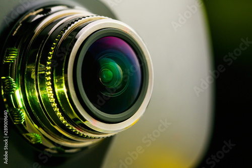 Quadro em tela The camera lens and the beautiful light yellow color