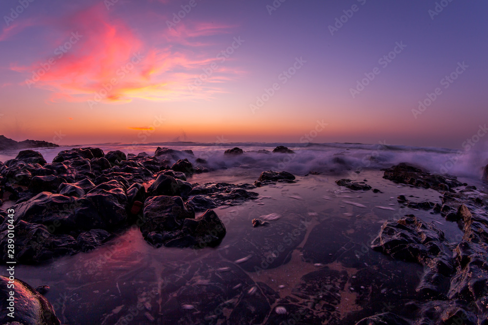 Obraz premium dramatic sunrise scene over the ocean in hawaii
