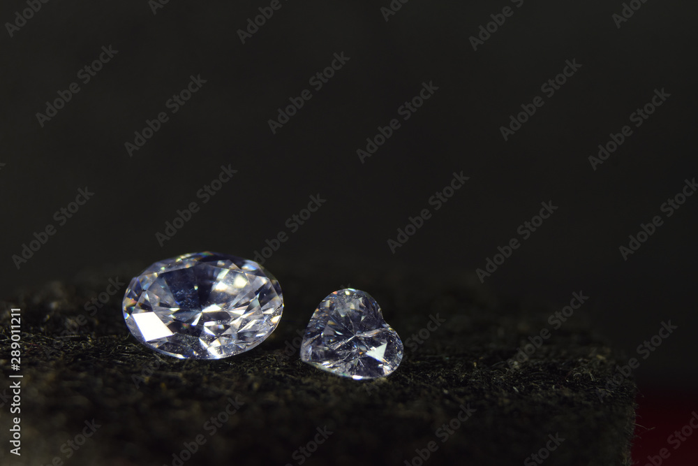  Diamond is a diamond that is beautiful, clear, clean and expensive, important that is rare. Popular as jewelry
