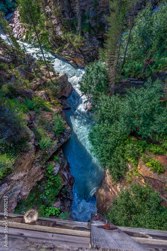 Bild auf Leinwand türkiser Gebirgsbach, Wildwasser in Schlucht von oben aus gesehen (brücke)