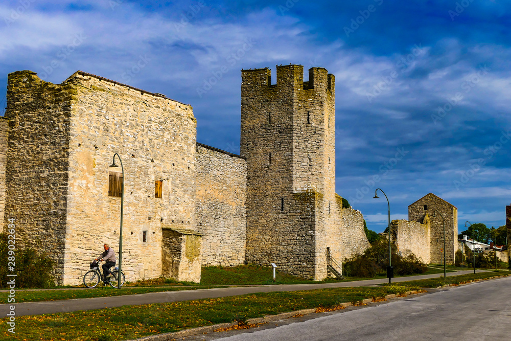 Φωτογραφία Visby, Gotland, Sweden The Visby City defensive Wall with crenellations from the 12th century and pedestrians