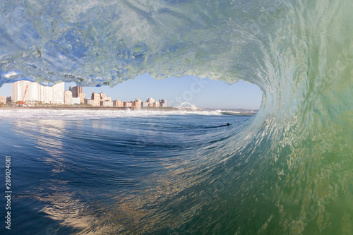 Fotografía view of durban city from inside a crashing wave
