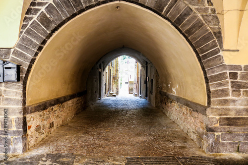 Borgo storico di Pieve di Teco risalente al 1400, Liguria, case e architetture 