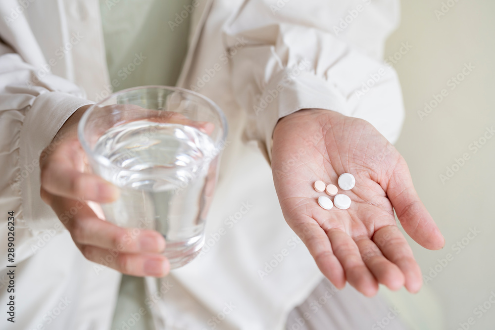 薬を持つ女性の手元 薬を持つ女性の手元