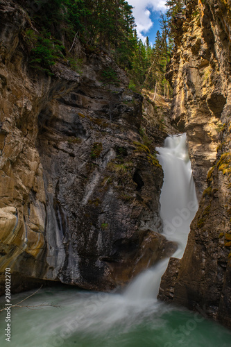 Fototapeta Naklejka Na Ścianę i Meble -  johnston canyon waterfall banff canada