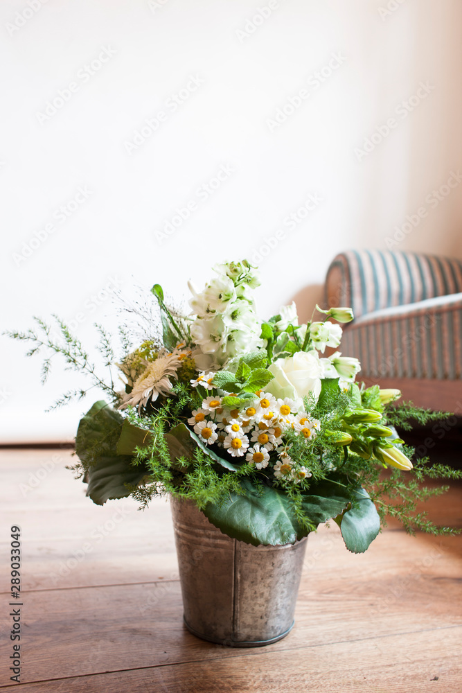 Blumenstrauß in einer Wohnung auf dem Boden Blumenstrauß in einer Wohnung auf dem Boden