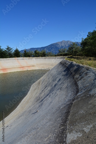 bassin de rétention d'eau pour irrigation vide car sècheresse et manque d'eau en montagne
