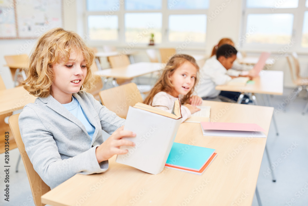 Kinder als Schüler in der Grundschule Kinder als Schüler in der Grundschule