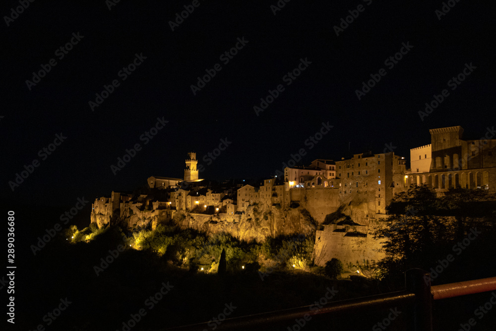 Panorama notturno del borgo mediovale di Pitigliano la città del tufo