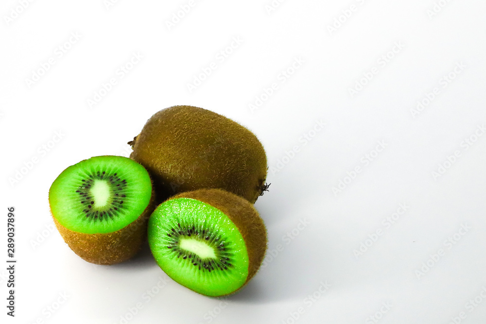 Obraz premium kiwi isolated on white background