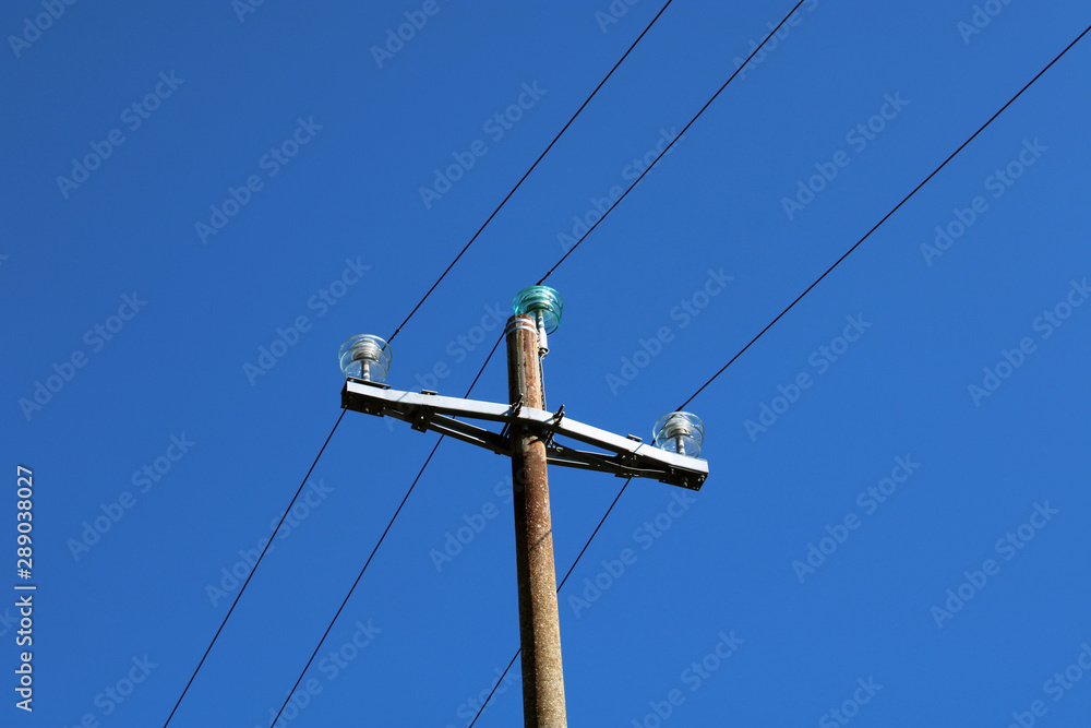 Sommità traliccio in cemento a croce con cielo Sommità traliccio in cemento a croce con cielo