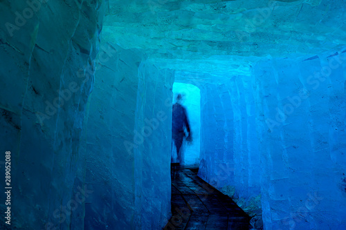 Eishöhle Im Rhonegletscher, Wallis, Schweiz © tauav