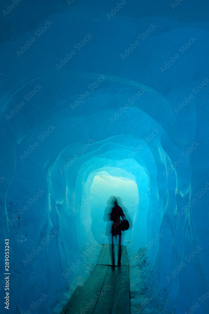 Eishöhle im Rhonegletscher, Wallis, Schweiz Eishöhle im Rhonegletscher, Wallis, Schweiz
