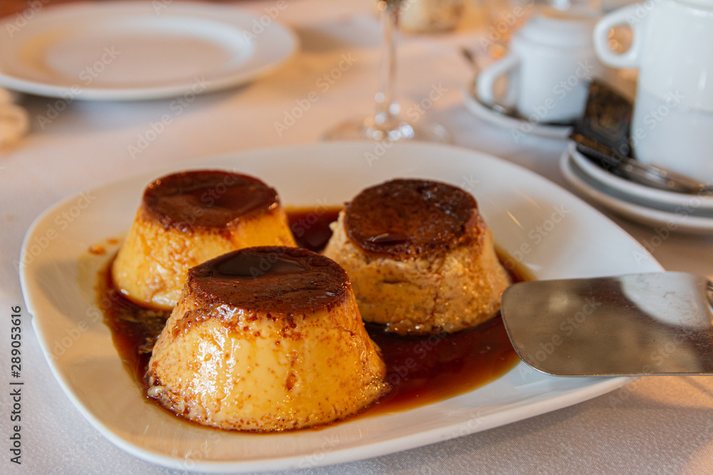 flanes de huevo en un plato blanco flanes de huevo en un plato blanco
