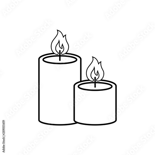 Icono plano lineal velas encendidas en color negro