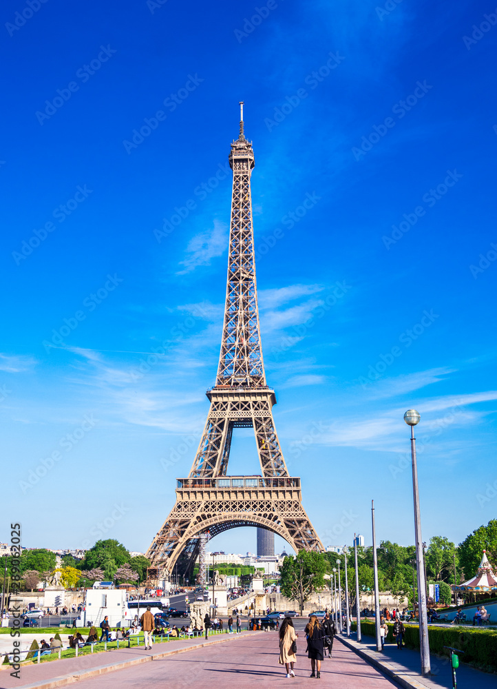 世界遺産 パリのセーヌ河岸 エッフェル塔 縦位置 Stock 写真 Adobe Stock