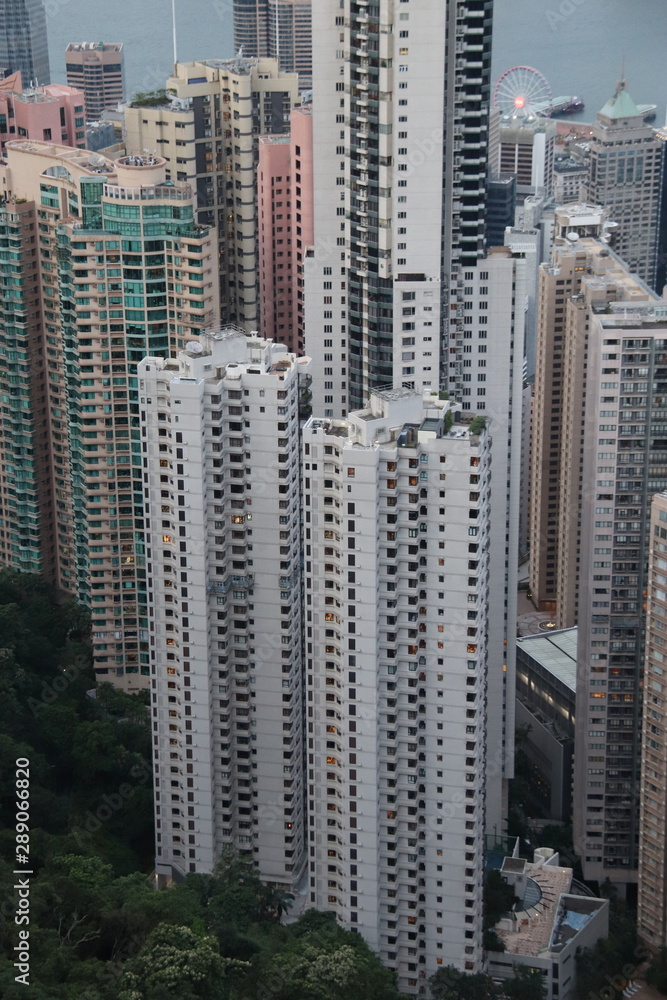 Tours d'habitations et baie de Hong Kong	