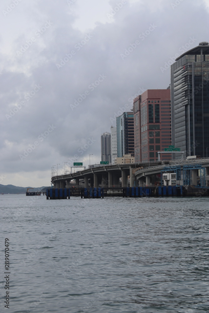 Autoroute le long de la baie de Hong Kong