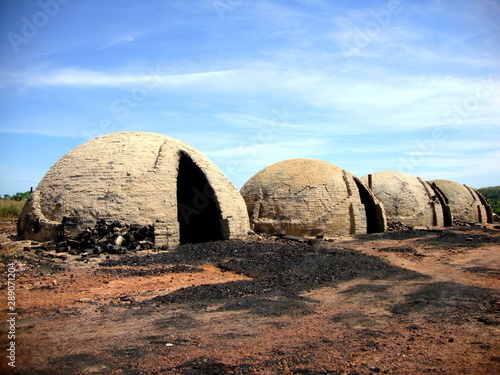 Konstfotografi charcoal kiln area in brazilian amazon