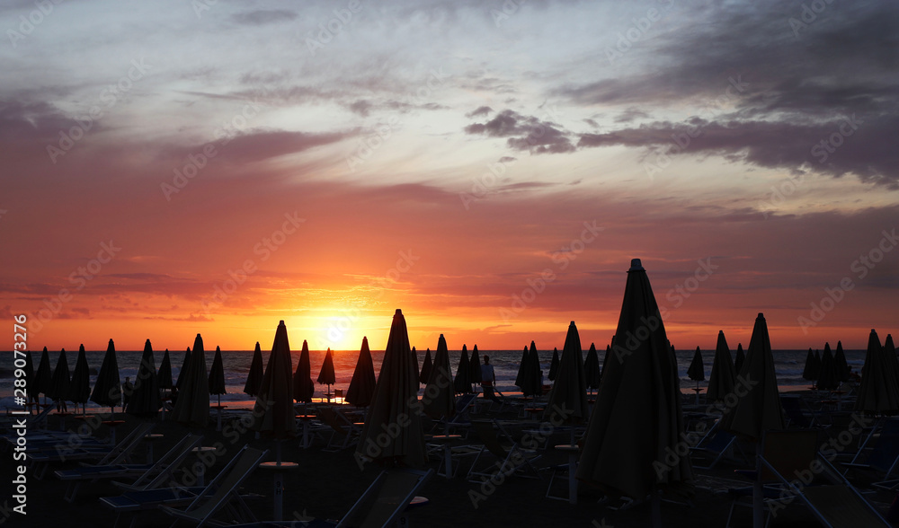 Italia, regione Toscana. Bellissimo tramonto sulla spiaggia