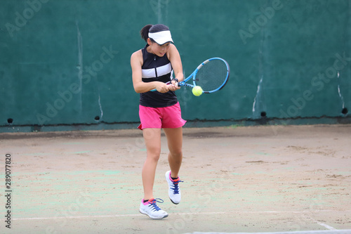 バックハンドを打つ女子テニスプレイヤー © DOUBLE BAGEL