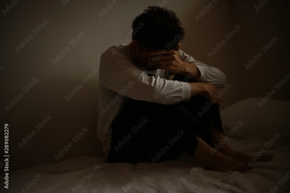 悲しみに暮れる男性 悲しみに暮れる男性