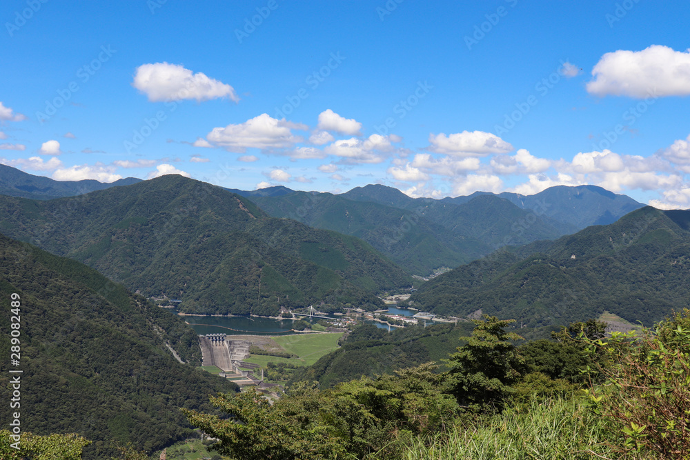 大野山山頂から見た丹沢湖(神奈川県山北町) 大野山山頂から見た丹沢湖(神奈川県山北町)