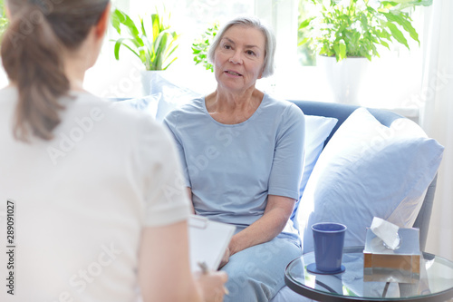 Foto Talk therapy concept: female doctor talking with her senior patient about her problems during a counseling session